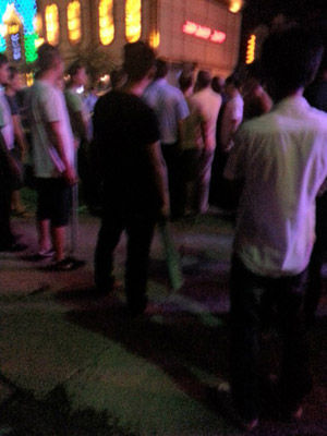 網帖圖片顯示事故現場多人持械