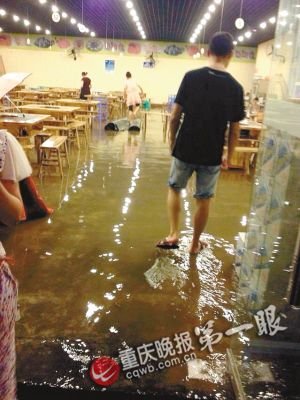 暴雨致水淹火鍋店 4男子淡定蹲上凳子吃火鍋 暴雨致水淹火鍋店 4男子淡定蹲上凳子吃火鍋