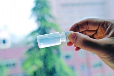 女童眼里取出的線蟲。吳葉青 攝 女童眼里取出的線蟲。吳葉青 攝