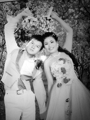 結婚照中的阿妮笑容燦爛，現實中，這對“跨國速成夫妻”還處在并不愉快的磨合過程中 本版均為資料圖片