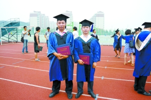 劉鵬林(左)在畢業典禮上與同學合影 劉鵬林(左)在畢業典禮上與同學合影