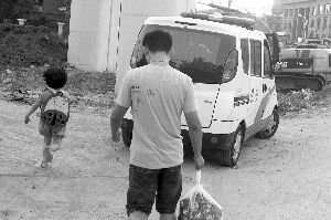 昨天，小豆被民警帶走，轉移到別處居住現代快報記者辛一攝