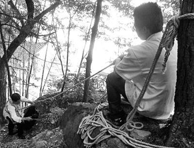 景區工人探30米深溝撿垃圾 景區工人探30米深溝撿垃圾