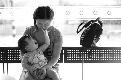 昨日,肯德基京廣中心店門口,姜女士提起跟養父母關系時落淚,懷中女兒笑著跟她玩。 昨日,肯德基京廣中心店門口,姜女士提起跟養父母關系時落淚,懷中女兒笑著跟她玩。