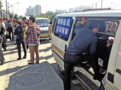 昨日,朝陽區看守所門前有人排隊。大門外還停有多輛寫有“律師會見”字樣的車。 昨日,朝陽區看守所門前有人排隊。大門外還停有多輛寫有“律師會見”字樣的車。