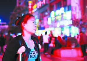 走在燈火闌珊的蘭州街頭,史女士迷茫無助。 走在燈火闌珊的蘭州街頭,史女士迷茫無助。