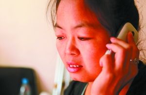 每次給家人打電話,史女士都會很難過。 每次給家人打電話,史女士都會很難過。