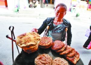 手頭拮據,每天只能吃一頓飯。 手頭拮據,每天只能吃一頓飯。