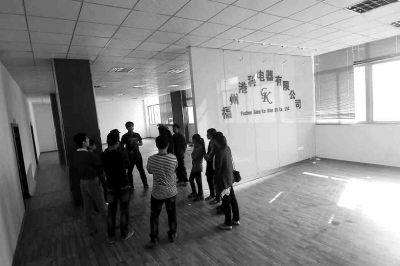 曾經(jīng)看似正規(guī)且豪華的公司,如今空空如也,只剩進(jìn)門處的公司名稱還赫然在目 曾經(jīng)看似正規(guī)且豪華的公司,如今空空如也,只剩進(jìn)門處的公司名稱還赫然在目