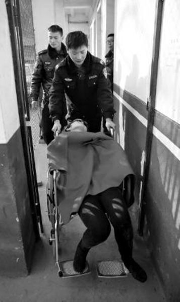 昨日，派出所民警帶女駕駛員賈某去醫(yī)院做檢查 記者 陳團結(jié) 攝