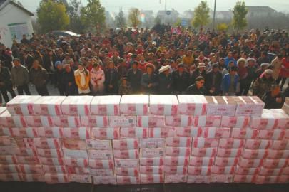 村民領取“年底分紅”。 村民領取“年底分紅”。