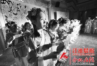 60名小學生著漢服誦《弟子規》迎接10歲成長禮 60名小學生著漢服誦《弟子規》迎接10歲成長禮