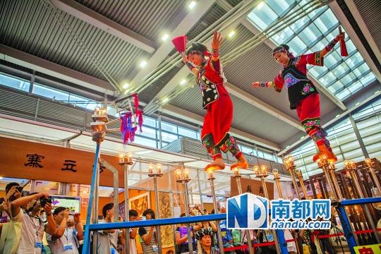 2號展館,苗族姑娘表演踩燈泡絕技《電光玫瑰》,赤腳踩上40瓦的燈泡并做出高難度動作。 南都記者 霍健斌 攝 2號展館,苗族姑娘表演踩燈泡絕技《電光玫瑰》,赤腳踩上40瓦的燈泡并做出高難度動作。 南都記者 霍健斌 攝