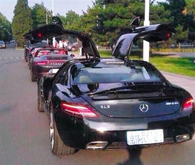 近日,一組“北體大畢業典禮豪車云集堪比車展”組圖在網絡爆紅。網絡截圖 近日,一組“北體大畢業典禮豪車云集堪比車展”組圖在網絡爆紅。網絡截圖