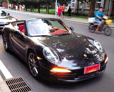 近日,一組“北體大畢業典禮豪車云集堪比車展”組圖在網絡爆紅。網絡截圖 近日,一組“北體大畢業典禮豪車云集堪比車展”組圖在網絡爆紅。網絡截圖