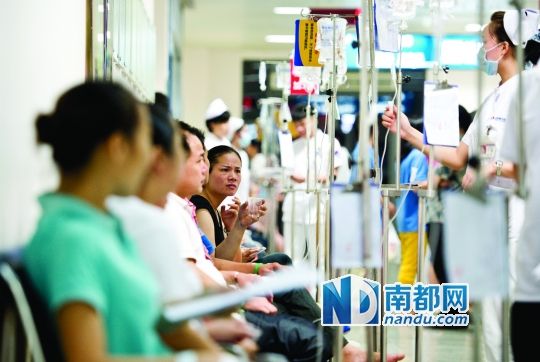 醫院走道坐滿了打吊針的員工。