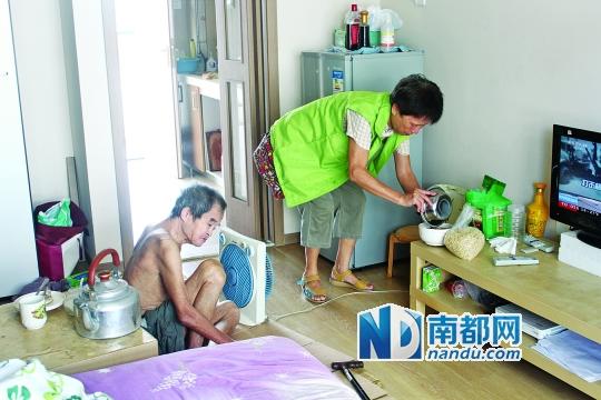 居民徐阿姨去看望何譚送老人,并送去熱湯 居民徐阿姨去看望何譚送老人,并送去熱湯