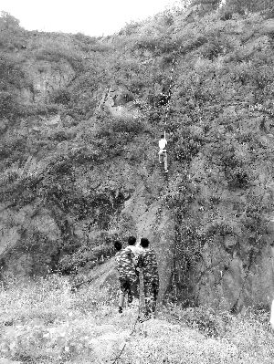 經(jīng)過三個(gè)半小時(shí)的緊張救援,半山腰的男子被成功救下 消防供圖 經(jīng)過三個(gè)半小時(shí)的緊張救援,半山腰的男子被成功救下 消防供圖