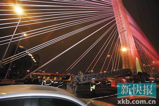 昨日深夜,橋上東側空出兩條車道用來救援。 昨日深夜,橋上東側空出兩條車道用來救援。