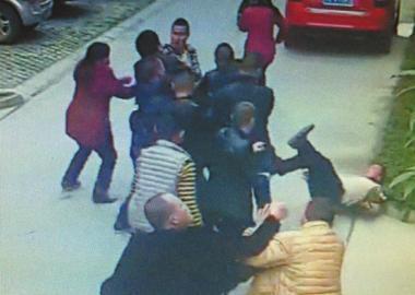 女子結婚想借婚慶舞臺被拒 帶人怒砸他人婚禮 女子結婚想借婚慶舞臺被拒 帶人怒砸他人婚禮