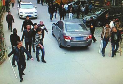 女子結婚想借婚慶舞臺被拒 帶人怒砸他人婚禮 女子結婚想借婚慶舞臺被拒 帶人怒砸他人婚禮