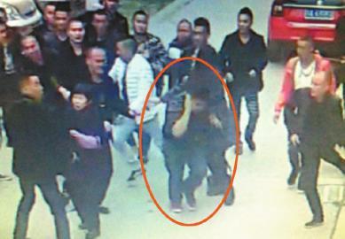 女子結婚想借婚慶舞臺被拒 帶人怒砸他人婚禮 女子結婚想借婚慶舞臺被拒 帶人怒砸他人婚禮