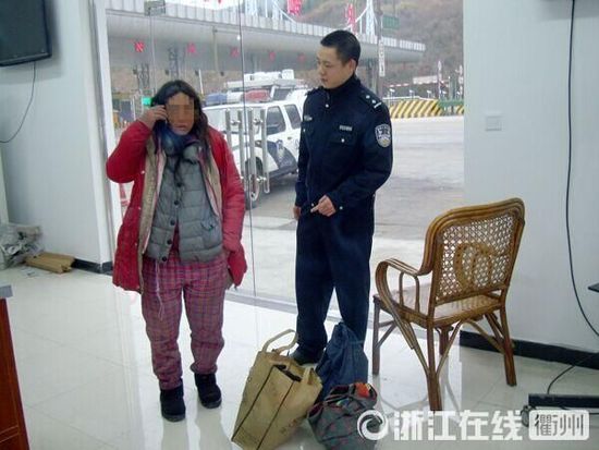 1月30日，衢州高速交警發(fā)現(xiàn)了徒步走在高速楓嶺關(guān)卡口的汪女士
