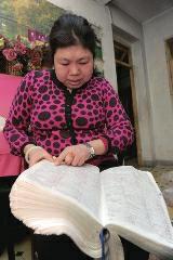 背單詞，是很多學(xué)生學(xué)習(xí)英語時(shí)最頭疼的事兒，而西安51歲大學(xué)英語老師李艷芝在兩年內(nèi)背完《英漢大詞典》22萬個(gè)英語詞匯，學(xué)生稱贊其為一本活的《英漢大詞典》；兒子自小患有自閉癥，生活不能自理，20年前又與丈夫離婚，面對(duì)生活的不幸，她秉承“你必須一直向前”的信念。