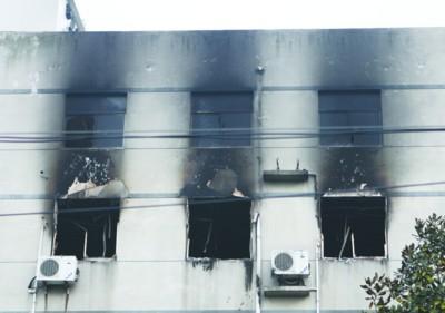 男子沖入公司高層會場潑汽油 房子瞬間爆燃致2死 男子沖入公司高層會場潑汽油 房子瞬間爆燃致2死