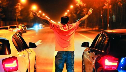 2013年8月25日凌晨，北京，在東壩大街路口進行的一場飆車。