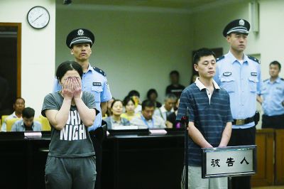 聽(tīng)到判決，賈某（左）哭了起來(lái)。一直到被帶離法庭，夫妻倆沒(méi)說(shuō)一句話