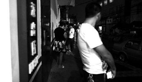 通過聊天軟件陌陌,男子小黃認識了女孩小李,兩三天后,兩人就住到了一起。但好景不長,兩人在一起僅過了十幾天,戀愛關系即破裂,小黃稱曾給小李花了一萬余元。日前,小黃以詐騙為由將小李帶到派出所。