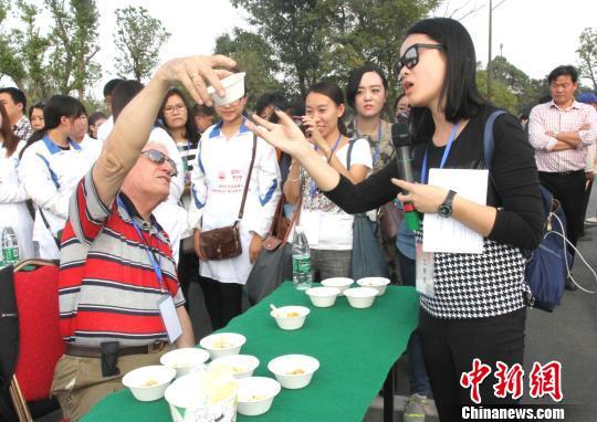 圖為外國友人品嘗揚州炒飯。 崔佳明 攝 圖為外國友人品嘗揚州炒飯。 崔佳明 攝