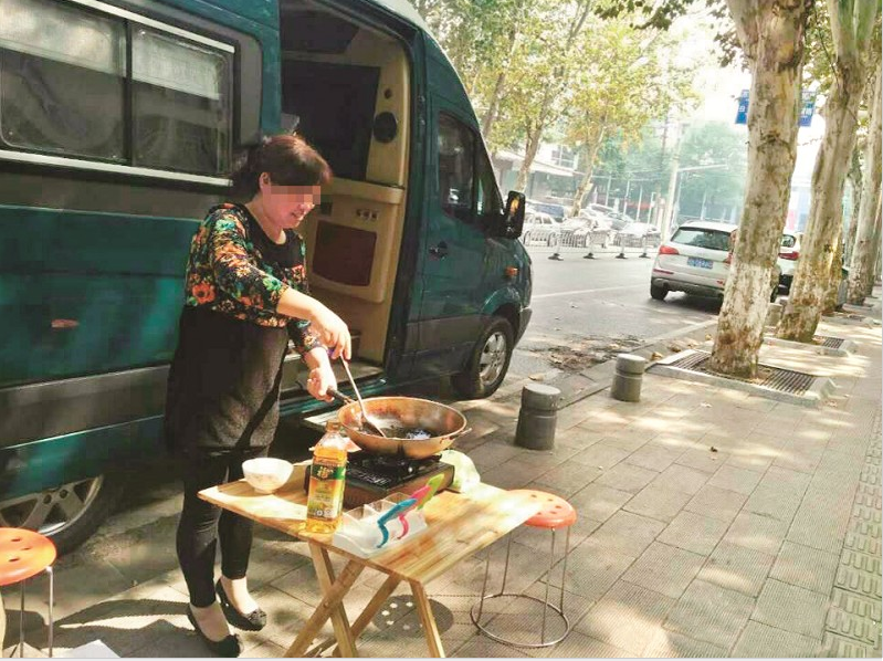 家長派房車駐校保證孩子午休 保姆當街炒菜做飯 家長派房車駐校保證孩子午休 保姆當街炒菜做飯