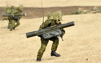 “作戰” 1月13日，日本自衛隊一隊員在新年軍演中手持武器，發動進攻。媒體尚未公布1月22日的美日聯合軍演圖片。