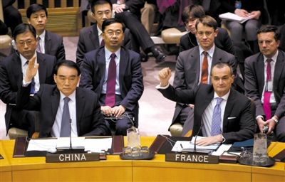 1月22日,紐約,中國(guó)常駐聯(lián)合國(guó)代表李保東舉手贊成通過(guò)對(duì)朝鮮制裁決議。 1月22日,紐約,中國(guó)常駐聯(lián)合國(guó)代表李保東舉手贊成通過(guò)對(duì)朝鮮制裁決議。