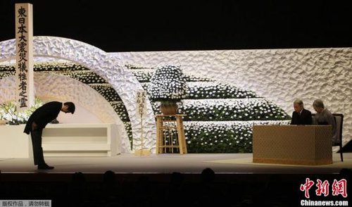 “3·11”東日本大地震兩周年紀念追悼儀式在東京舉行，日本明仁天皇與皇后、首相安倍晉三出席