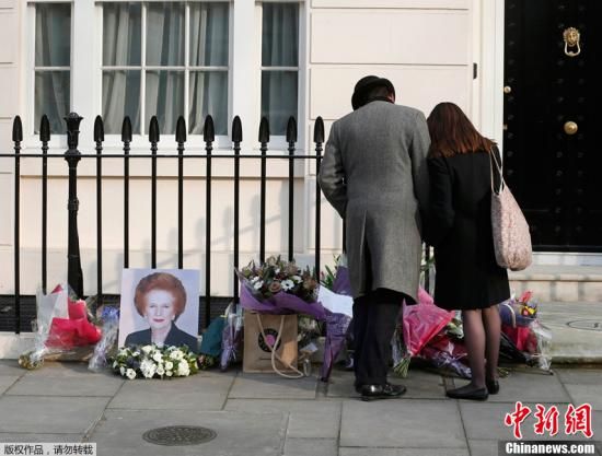 當(dāng)?shù)貢r間2013年4月8日，英國倫敦，民眾在英國前首相撒切爾夫人位于倫敦的住所前進(jìn)行悼念活動。