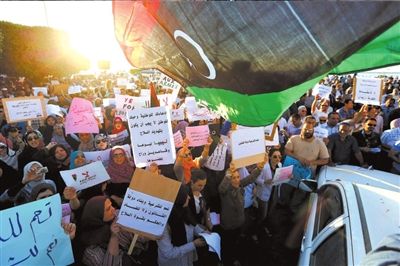 10日，利比亞首都的黎波里，當(dāng)?shù)厥忻裨诶葋喭饨徊客馐就?，抗議“政治隔離法”。圖/東方IC