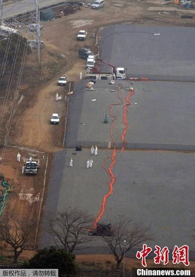 東京電力公司福島第一核電站一儲水池4月5日發生污水泄漏事故,維修人員自4月6日起,開始使用5臺水泵進行污水轉移作業,目前已成功轉移13000噸污水,但是仍有47噸發生了泄露。事故發生3天以來,泄漏污水總量約167噸。 東京電力公司福島第一核電站一儲水池4月5日發生污水泄漏事故,維修人員自4月6日起,開始使用5臺水泵進行污水轉移作業,目前已成功轉移13000噸污水,但是仍有47噸發生了泄露。事故發生3天以來,泄漏污水總量約167噸。