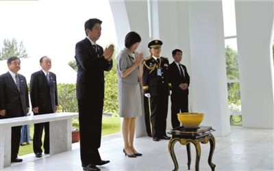 25日,緬甸仰光,安倍偕妻子參拜“二戰陣亡日軍墓”。圖/CFP 25日,緬甸仰光,安倍偕妻子參拜“二戰陣亡日軍墓”。圖/CFP