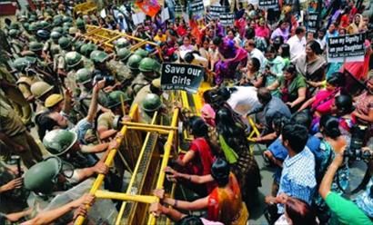 印度民眾抗議頻發的強奸事件(資料圖) 印度民眾抗議頻發的強奸事件(資料圖)