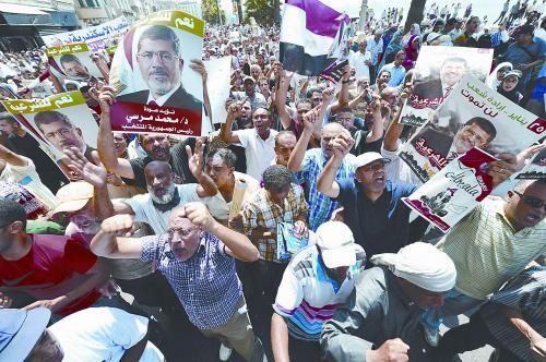 16日,穆爾西的支持者進行“憤怒的星期五”大游行,抗議軍方清場行動造成嚴(yán)重人員傷亡。 16日,穆爾西的支持者進行“憤怒的星期五”大游行,抗議軍方清場行動造成嚴(yán)重人員傷亡。