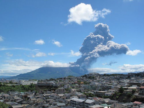 櫻島火山噴發情景（網頁截圖）