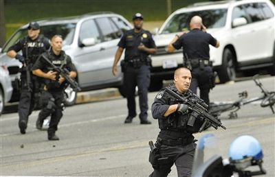 3日,案發(fā)現場,持槍警察在奔跑。