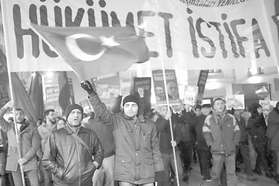 土耳其民眾25日抗議政府貪腐行為。 土耳其民眾25日抗議政府貪腐行為。