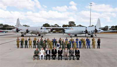 4月29日，參與搜尋馬航失聯(lián)客機(jī)的多國軍人和軍機(jī)在珀斯皮爾斯空軍基地合影。5月1日，馬航宣布搜尋進(jìn)入新階段，重點將借助不同技術(shù)擴(kuò)大海底搜尋。