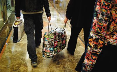 5月2日，馬航乘客家屬離開麗都飯店。當(dāng)日，麗都飯店二層家屬區(qū)正式關(guān)閉，大部分家屬返鄉(xiāng)。