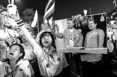 5日，泰國巴蜀府海濱度假勝地華欣，數萬民眾身穿國王的代表色“黃色”T恤，自發上街，口喊“國王萬歲”的口號。