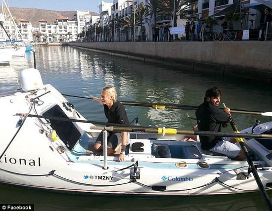 男女主角與他們的“小伙伴”，名叫“馬迪巴精神”的皮劃艇。